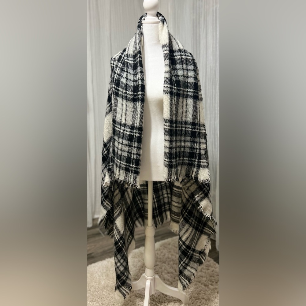 SOLD ModCloth cover/scarf Black & White